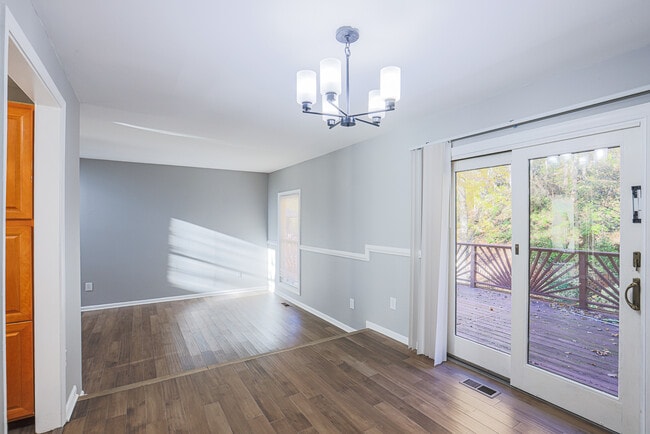 Photo - 733 Farnham Pl