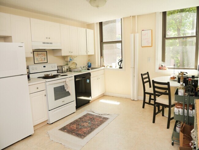Building Photo - 1343 Beacon St Unit 1 Rental