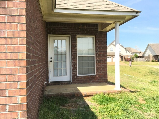 Building Photo - 233 Forest Glen Dr