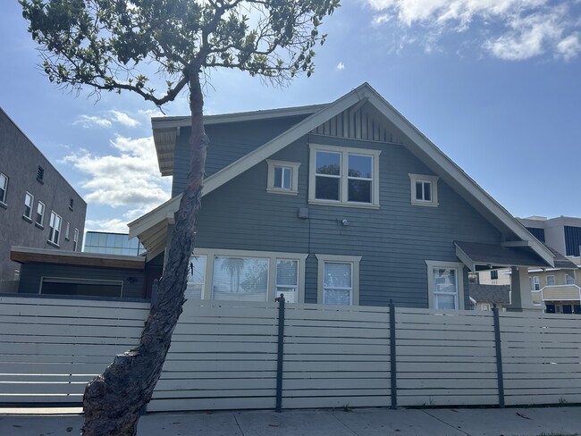 Side view of rental property - 642 E 10th St Unidad A