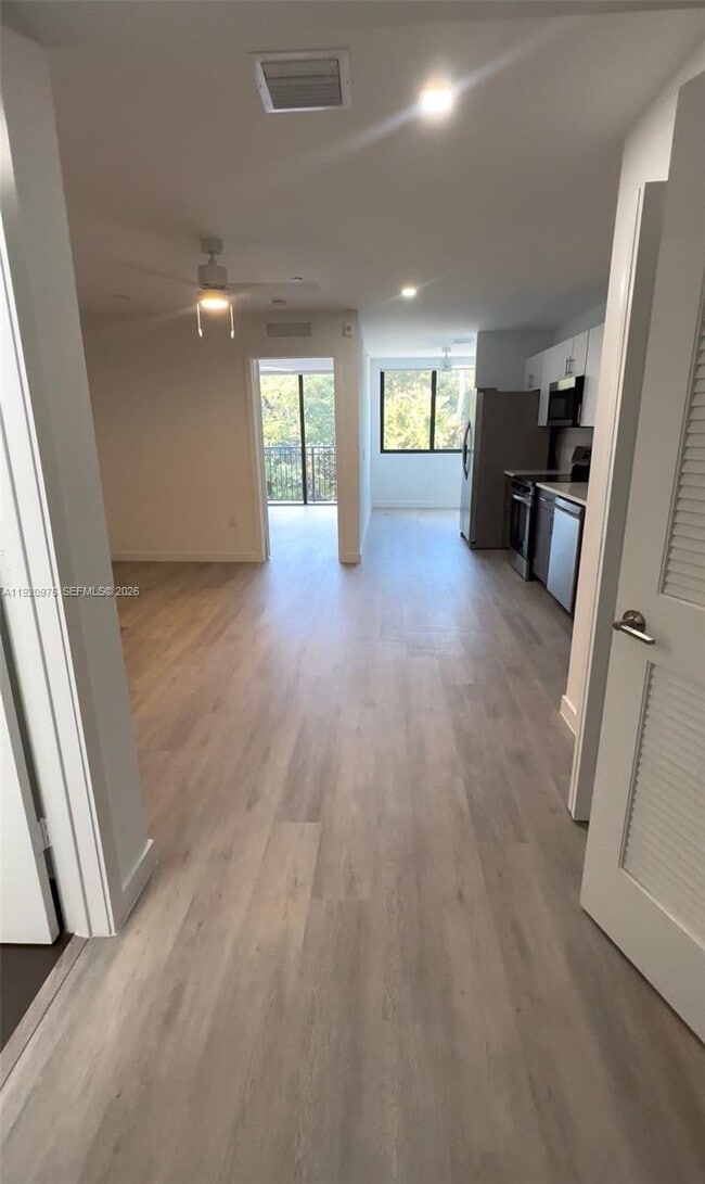 Building Photo - 20 NE 19th Ave Unit 302