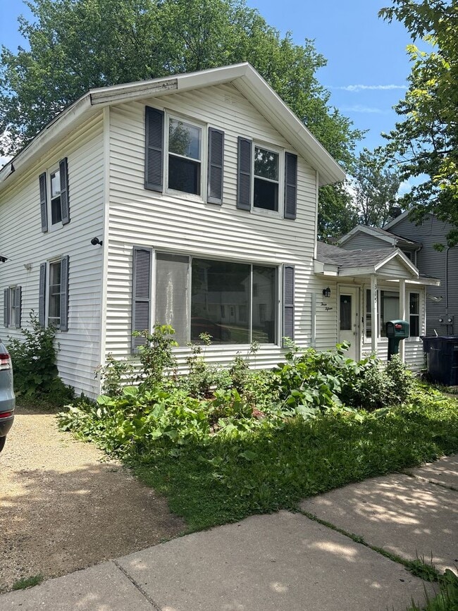 SPACIOUS 4 BEDROOM HOME READY TO WELCOME YOU - SPACIOUS 4 BEDROOM HOME READY TO WELCOME YOU
