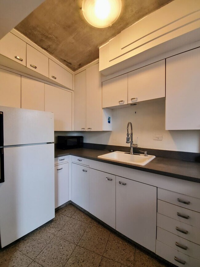 Photo - Available now: | 1 Bedroom, 1 Bathroom in Waikiki Cove. Unit 603