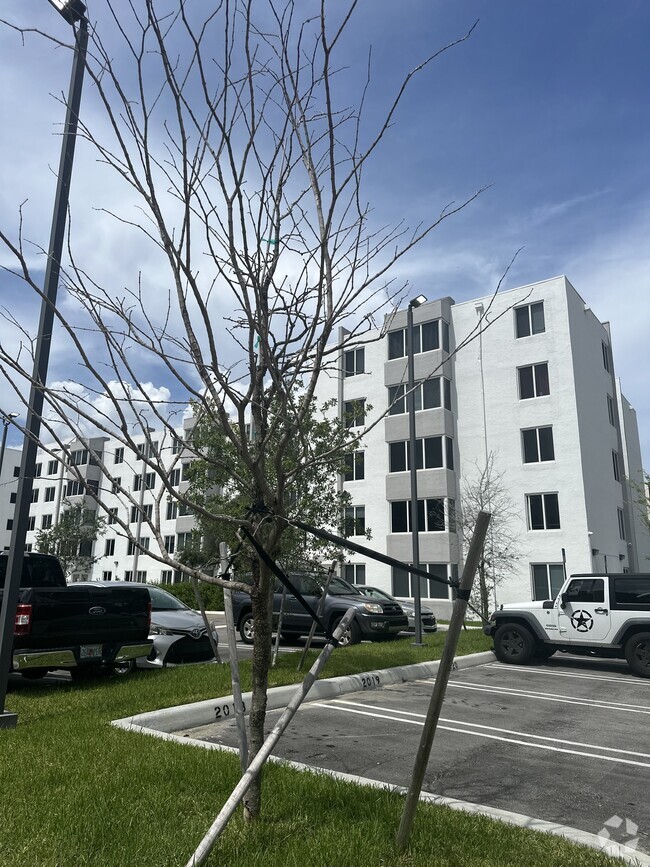 Building Photo - 250 Sunny Isles Blvd Rental