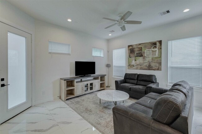 Photo - 5727 Elysian St