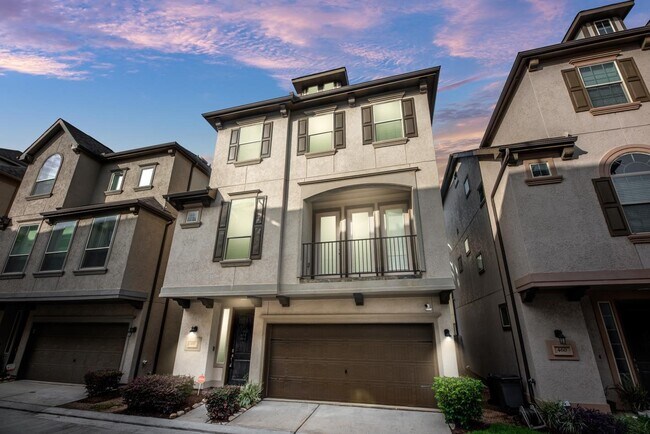Building Photo - 458 N Live Oak St
