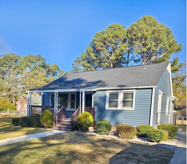 Photo - 610 Lynwood Ave NE