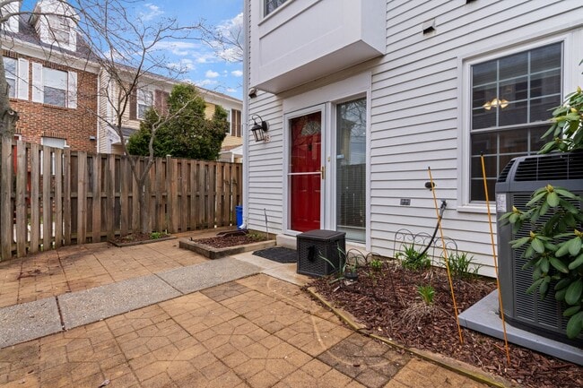 Building Photo - Stunning Silver Spring End Unit TH