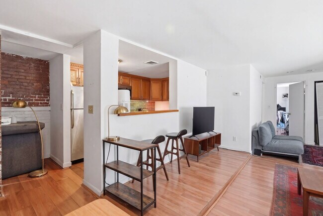 Building Photo - 102 Gainsborough St Unit 107E