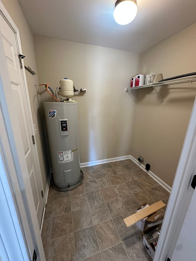 Photo - 1106 Emma May Pt