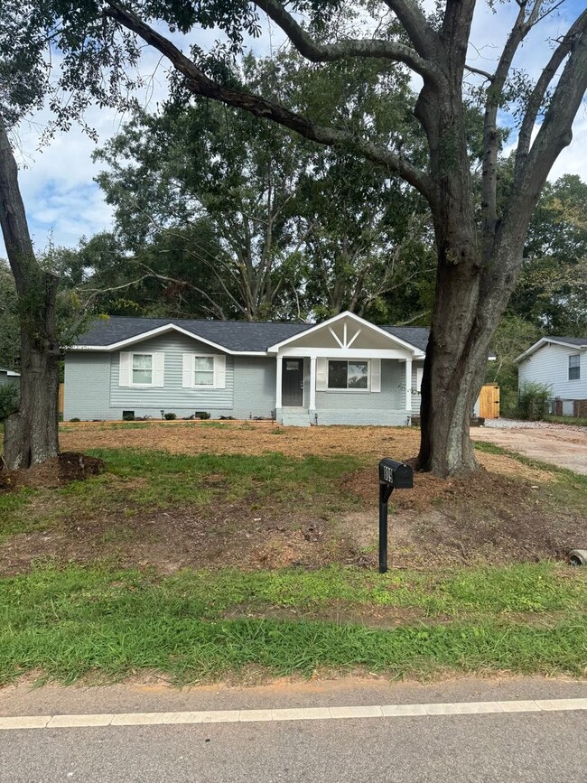 Photo - 4 Bedroom with fenced in yard in Fountain ...