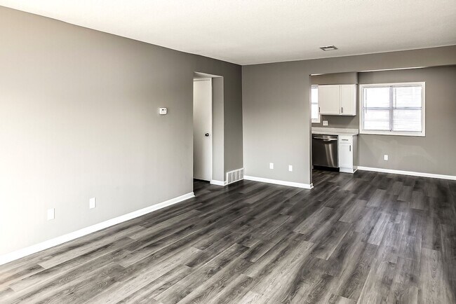 Photo - UPDATED 2 bed, 1 1/2 bath apartment in Bellevue! Unit 35