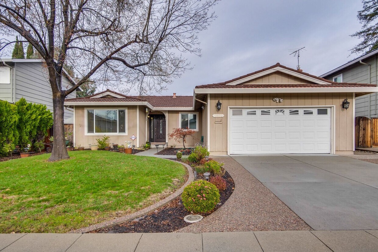 Warm and Inviting 3 bedroom, 2 Bath Home - Warm and Inviting 3 bedroom, 2 Bath Home