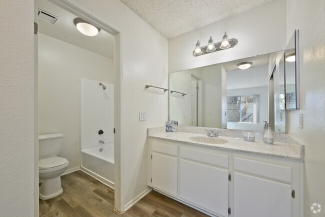 2BR, 2BA - 942SF - Primary Bathroom