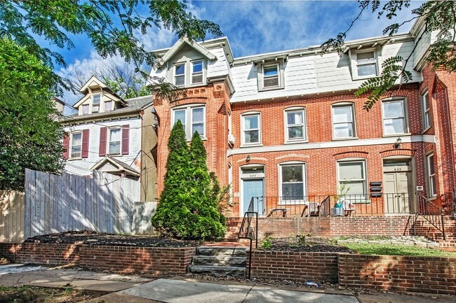 Building Photo - 823 N Jackson St Unit 1