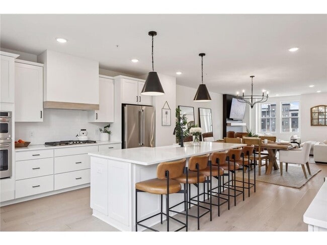 Photo - 870 Mount Curve Blvd