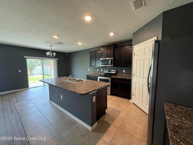 Photo - 137 Sutherland Dr SW