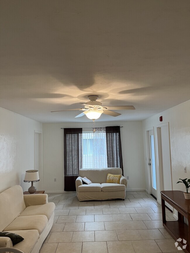Building Photo - 3800 SW 20th Ave Unit 405 Rental