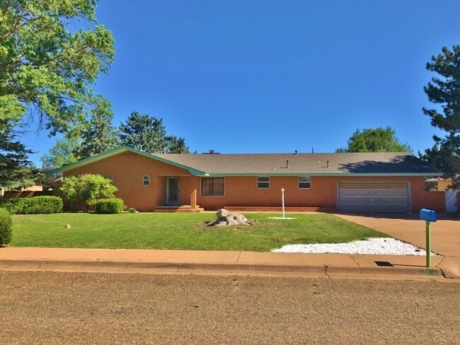 Spacious and Open 3 Bed Home! Large Backya... - Spacious and Open 3 Bed Home! Large Backya...