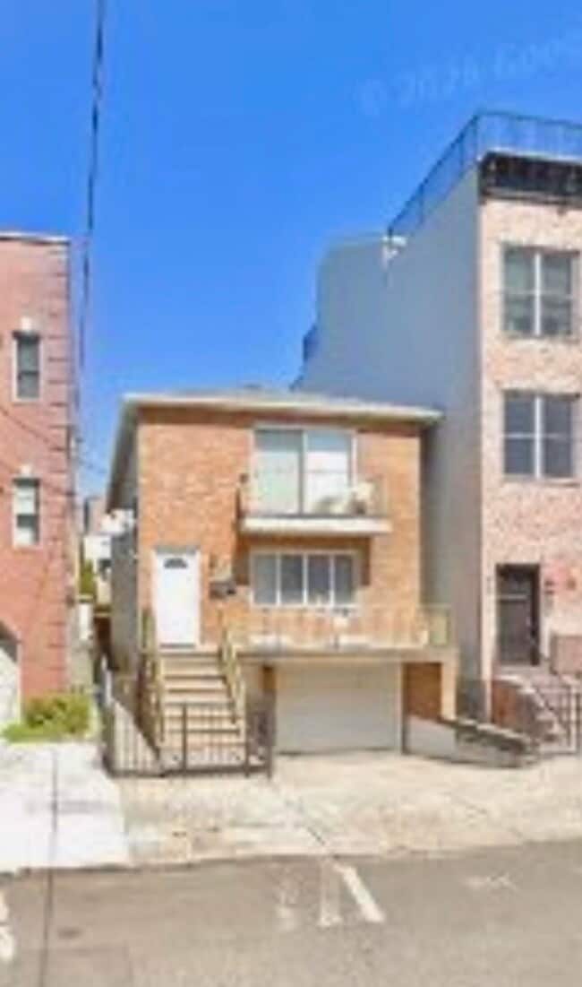 Building Photo - 52 Laidlaw Ave