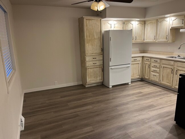 Photo - 832 Hamilton St