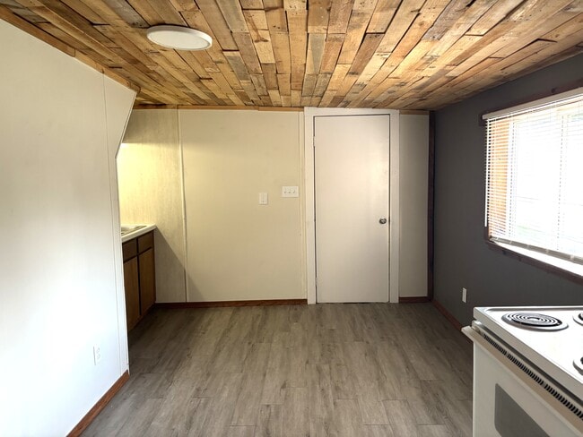 Building Photo - 516 W Wescott Ave Rental