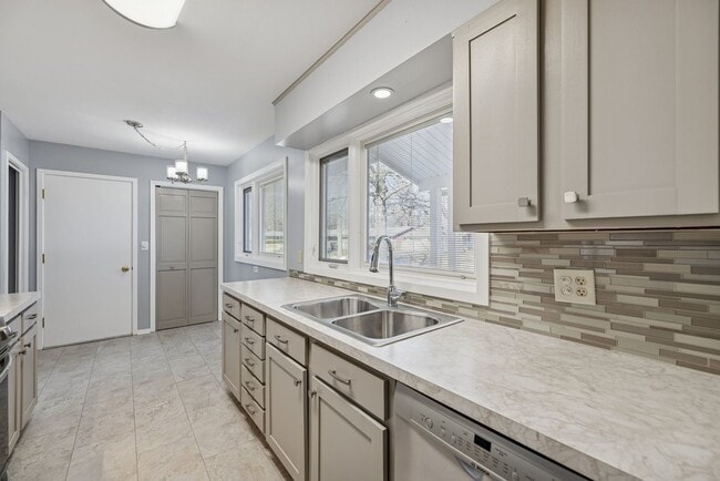 Photo - Inviting 4-Bedroom Lincoln Home with Walkout Lower Level & Easy-Access Entry!!