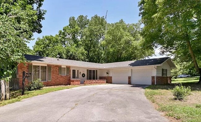 Building Photo - 4 Bed 3 Bath House in Cassville MO!
