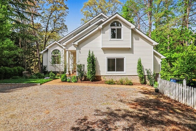 Building Photo - Large 4 Bedroom/2 Bathroom Home in Bon Air ***Available Early/Mid April***