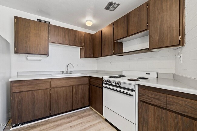 Building Photo - Move In Ready Unit! 1 Bed 1 Bath New Flooring!