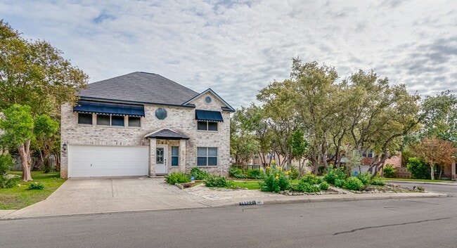 Building Photo - Recently Rehabbed Spacious Two Story in Convenient and Popular Huntington Place