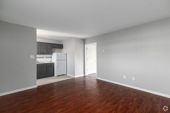 1BR, 1BA - Living Area - Pinewood Estates