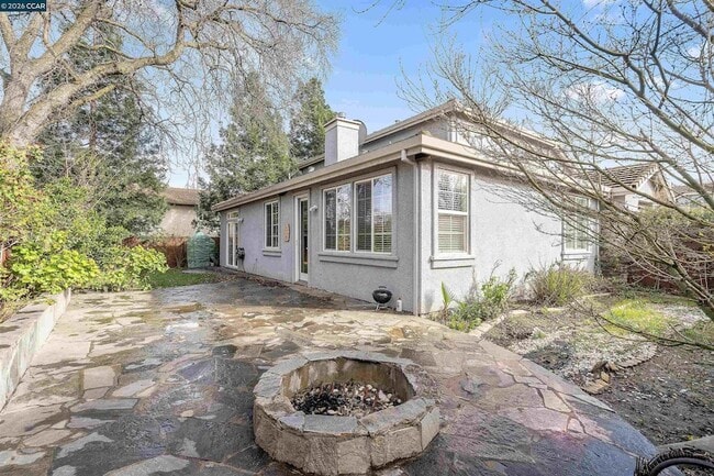 Photo - 350 Caroni St