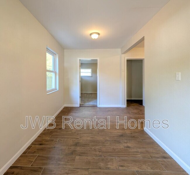 Photo - 3228 Myra St