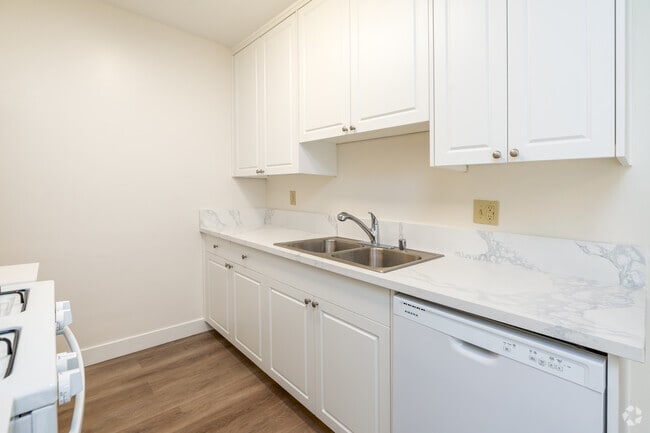 2BR, 1BA - 900SF - Kitchen