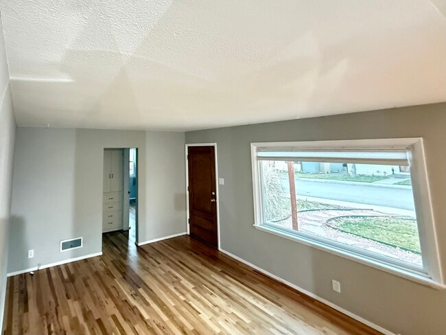 Photo - 843 Judson St