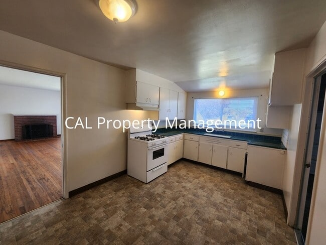Charming 3BD/2BA Salinas Home with Sunroom & Backyard Access