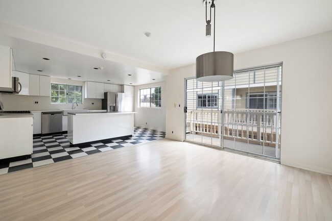 Building Photo - Beautiful 4-bedroom, 2.5-bath tri-level to... Unit D Rental
