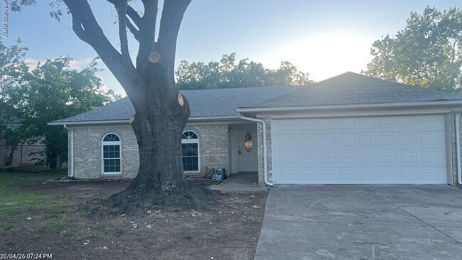 Building Photo - 405 Bryan Dr