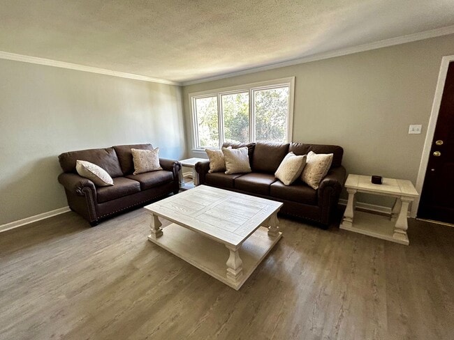 Building Photo - 1903 Azalea Dr