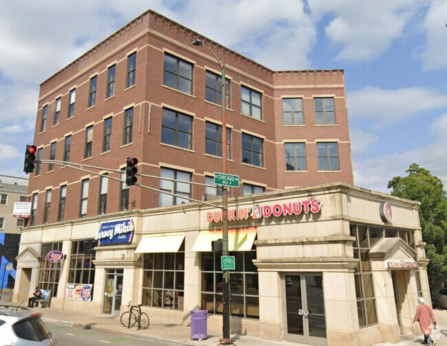 Building Photo - 805 N Milwaukee Ave Rental