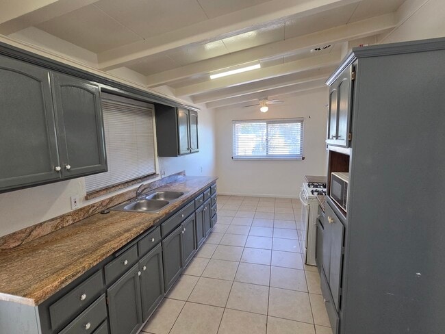 Photo - 332 W 7th St