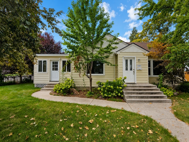 Building Photo - 723 Opal St