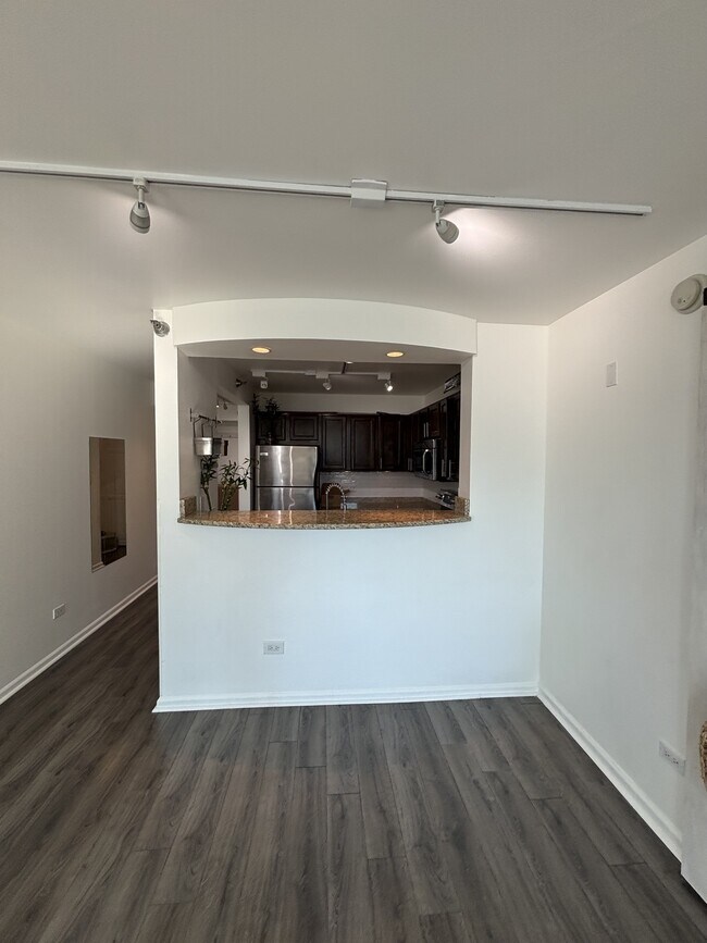 Photo - 345 N La Salle Dr