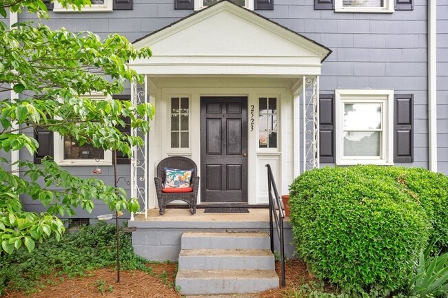 Building Photo - Renovated 2BR/1BA Condo close to shopping and the hospital