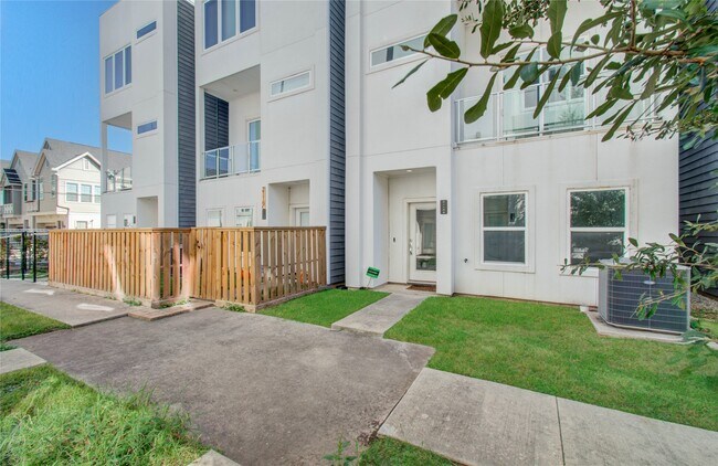 Photo - 2116 Naomi St