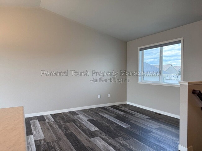 Photo - 1067 Barnes Dr W
