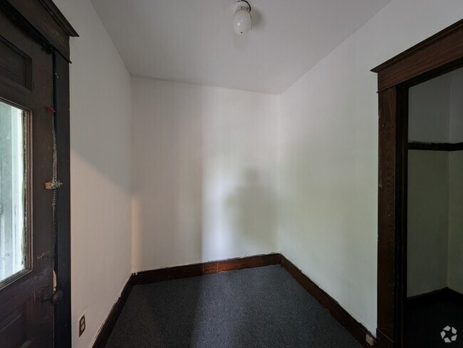 Building Photo - 364 French St Unit 2 Rental