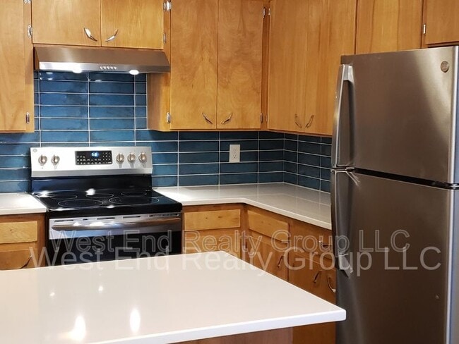 Photo - 352 W 5th St