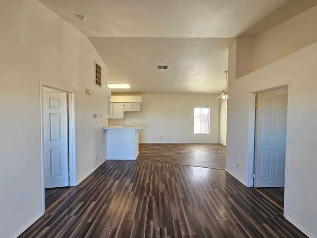 Photo - Upstairs/ Spacious/ 2 bedrooms / 2 bathrooms